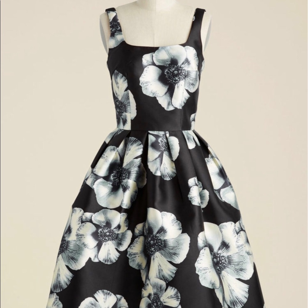 🎉Host Pick 🎉 Chi Chi London Black Floral Dress